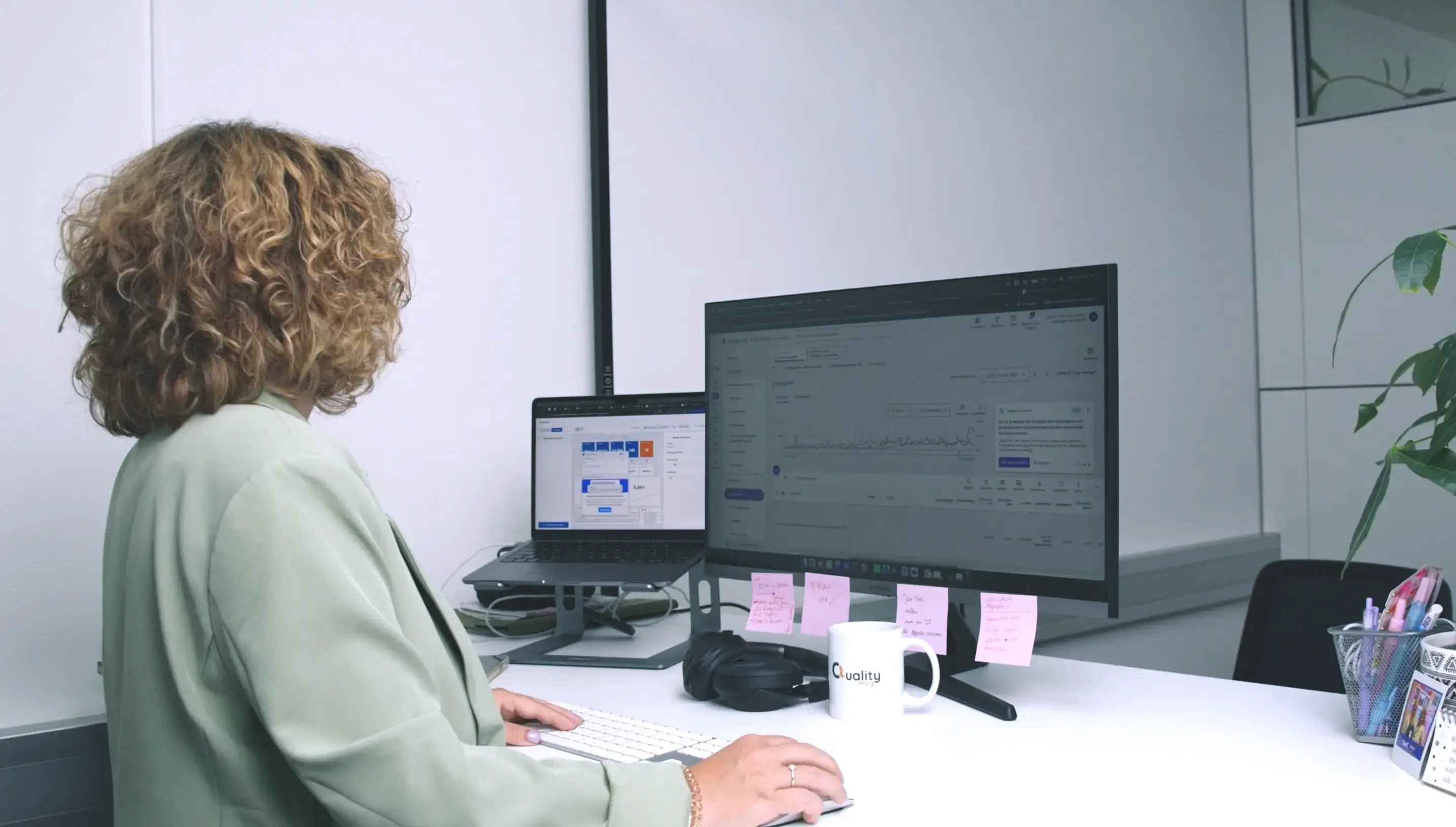 Performance Marketing Expert Julia bei der Arbeit
