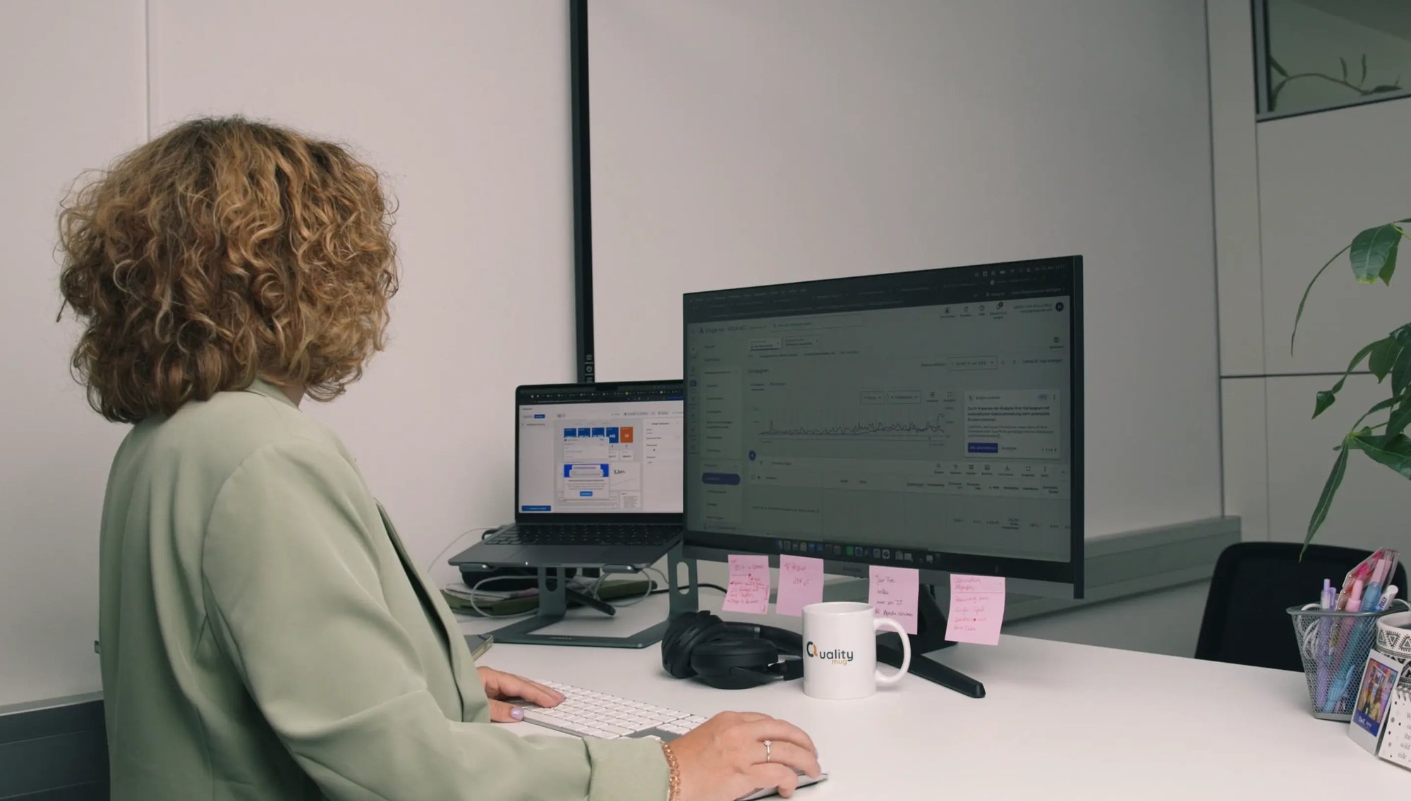 Performance Marketing Expert Julia bei der Arbeit Performance Marketing Expert Julia bei der Arbeit
